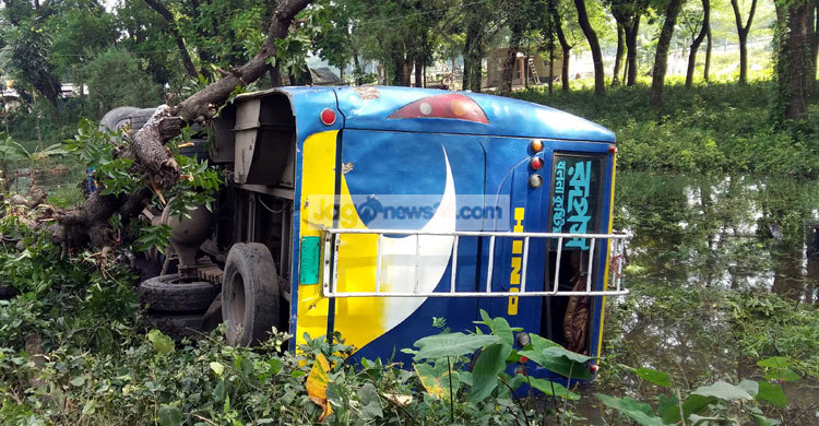যাত্রীবাহী বাস নিয়ন্ত্রণ হারিয়ে গাছের সঙ্গে ধাক্কা, নিহত ১