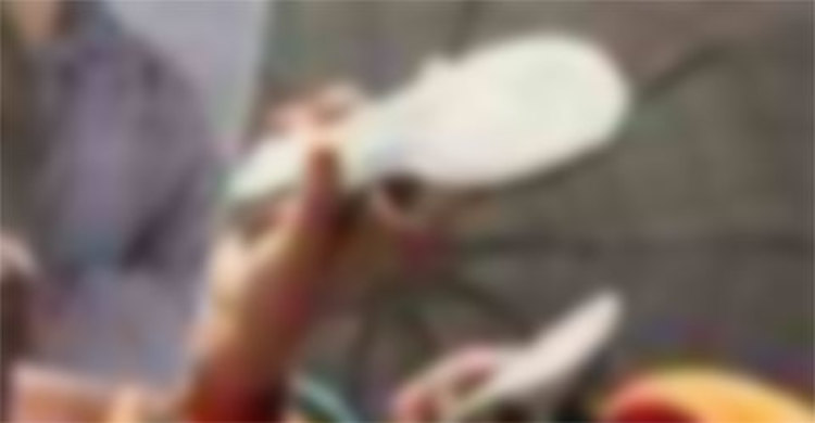 ফেসবুকে ছবি দেয়ায় যুবককে জুতাপেটা