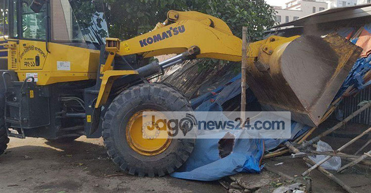 ফুটপাত দখল করে সিঁড়ি নির্মাণ করায় কেএফসিকে জরিমানা