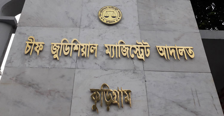 উকিল কিংবা বিচার প্রার্থী কারোরই বসার জায়গা নেই