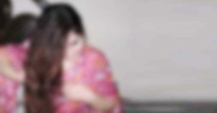 অভিনবভাবে প্রবাসীর স্ত্রীর সঙ্গে শারীরিক সম্পর্ক, অতঃপর...