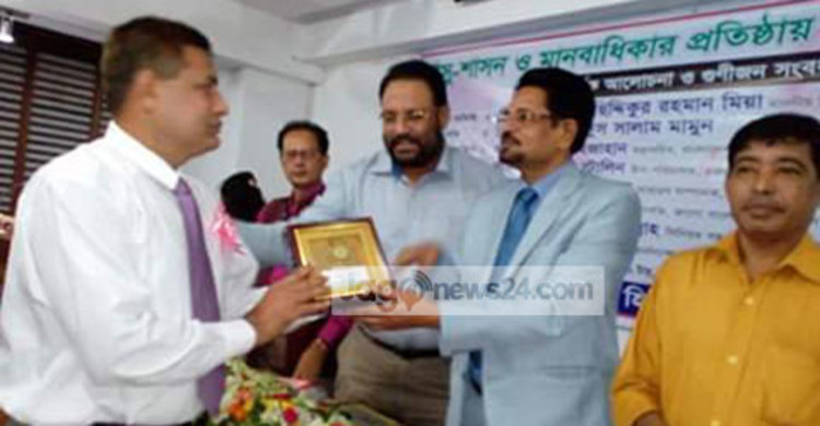 স্বর্ণপদক পেলেন মাগুরার অ্যাড. আমজাদ হোসেন