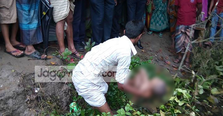 কোলের সন্তানকে পানিতে ছুড়ে পালাল মা