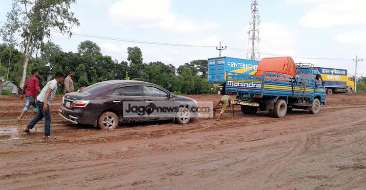 মহাসড়কের একি হাল, আটকে গেল প্রাইভেটকার
