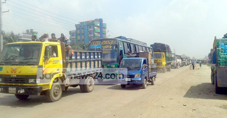 ঢাকা-টাঙ্গাইল মহাসড়কে থেমে থেমে যানজট