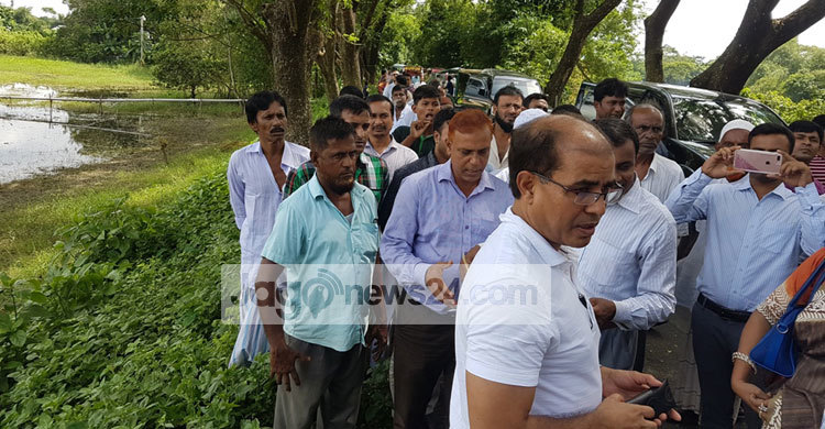 গ্রামবাসীর ক্ষোভের মুখে সমাজ কল্যাণ সচিব