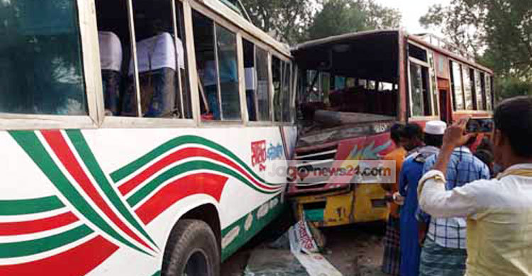 দুই বাসের মুখোমুখি সংঘর্ষে চালক নিহত