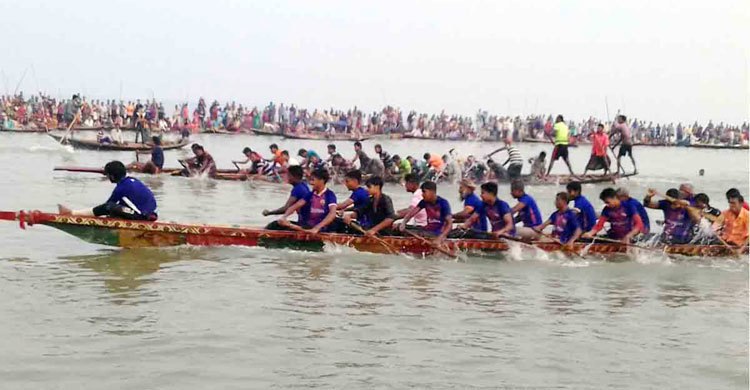 নওগাঁয় বিলে ঐতিহ্যবাহী নৌকাবাইচ