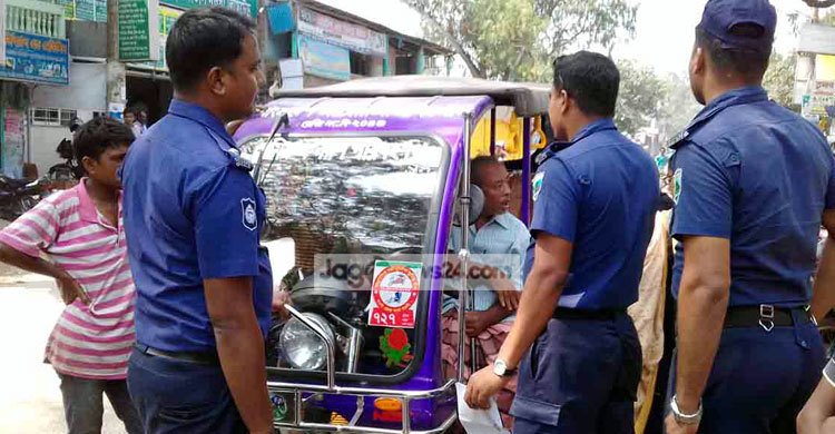 পুলিশি অভিযানে আতঙ্কে অটোরিকশা চালকরা