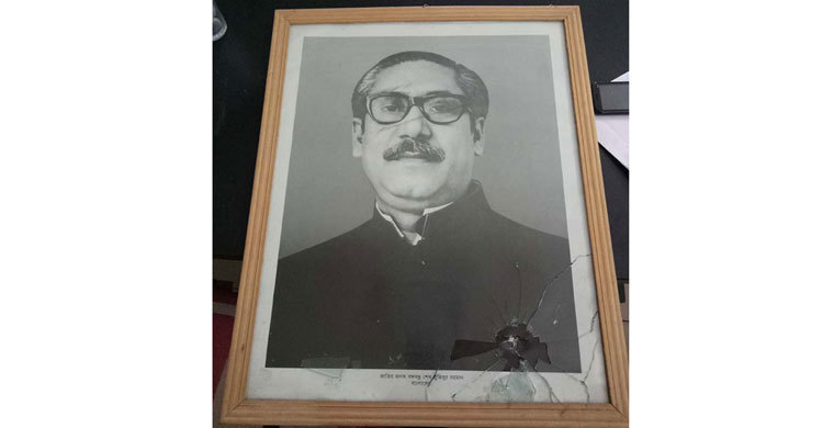 পুলিশ ফাঁড়িতে হামলা, বঙ্গবন্ধুর ছবিতে গুলি
