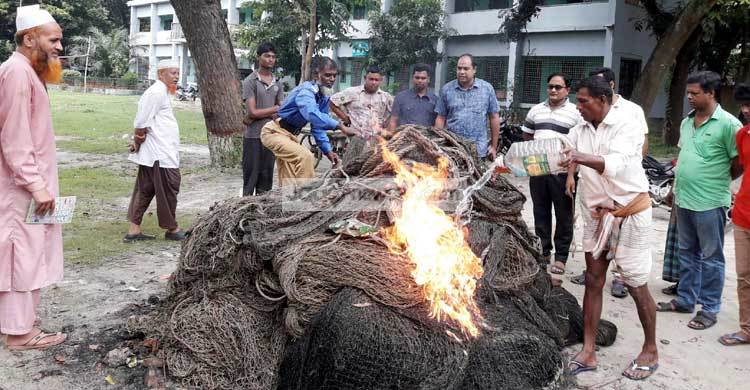 সিংড়ায় স্বেচ্ছায় সুতিজাল জমা দিলেন জাল মালিকরা