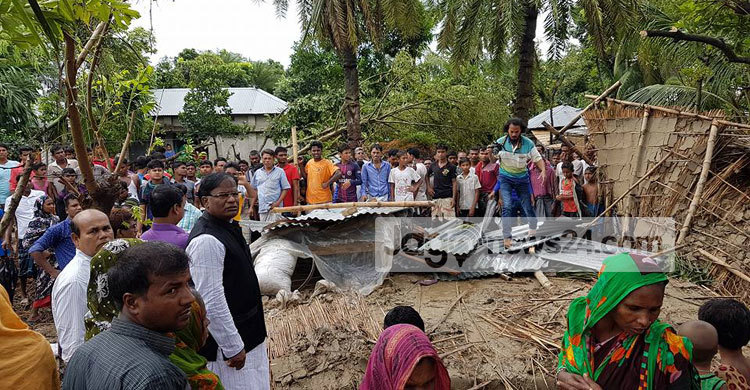 দুই মিনিটের টর্নেডো, উড়ে গেল বিদ্যালয়