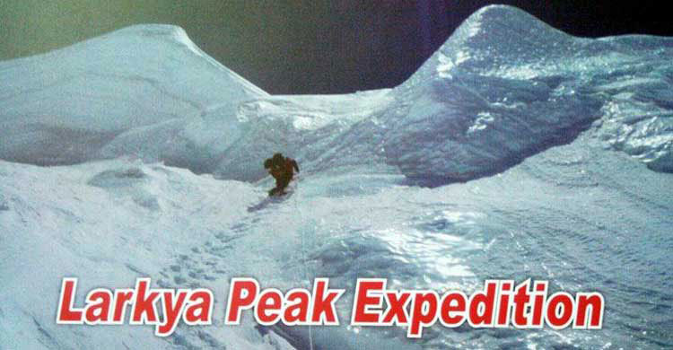 শুক্রবার পর্বতশিখরে অভিযান উপলক্ষে পতাকা প্রদান