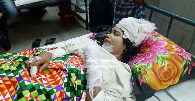 কলেজ ছাত্রীকে কুপিয়ে জখম : মূলহোতা গ্রেফতার