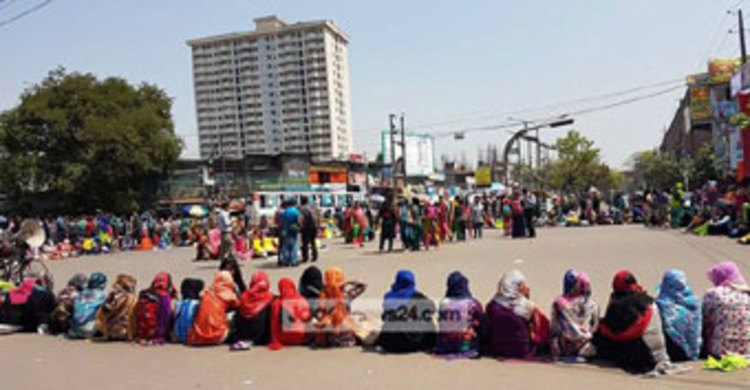 প্রতিদিনই রাস্তা অবরোধের ঘোষণা গার্হস্থ্য অর্থনীতির ছাত্রীদের