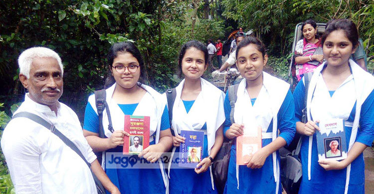 বই বিলিয়ে ১৫ বছর