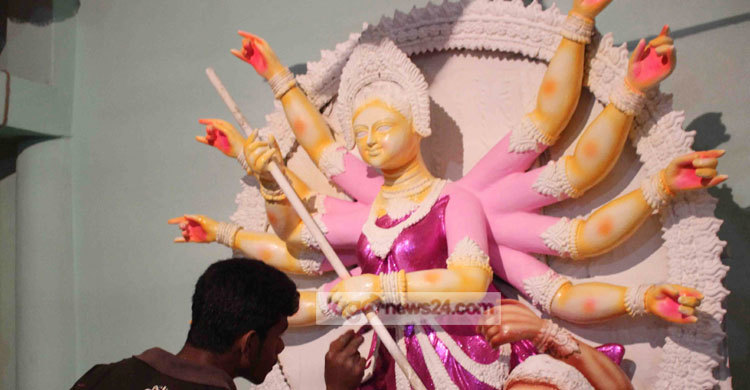 পিরোজপুরে ৪৮৭টি পূজা মণ্ডপে ব্যস্ত মৃৎশিল্পীরা