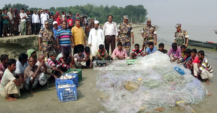 রাজবাড়ীতে ইলিশ ধরার দায়ে ৪০ জেলের সাজা