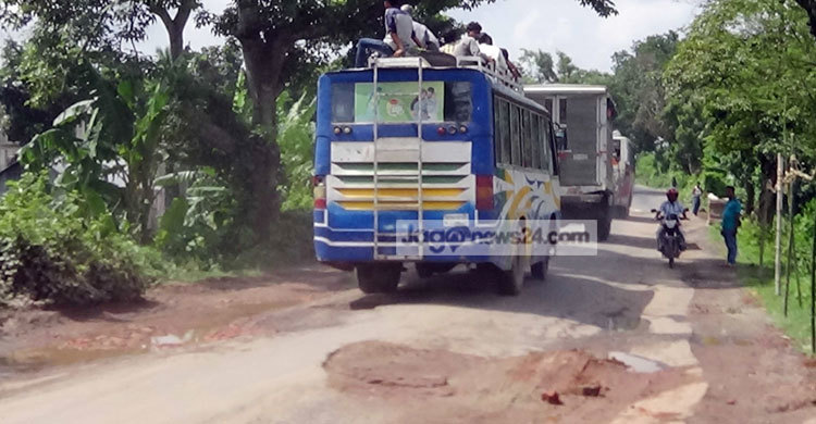 দৌলতদিয়া-কুষ্টিয়া সড়কজুড়ে খানাখন্দ, মানুষের ভোগান্তি