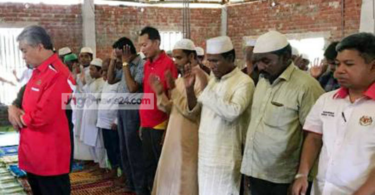 রোহিঙ্গাদের নিয়ে নামাজ পড়লেন উপ-প্রধানমন্ত্রী