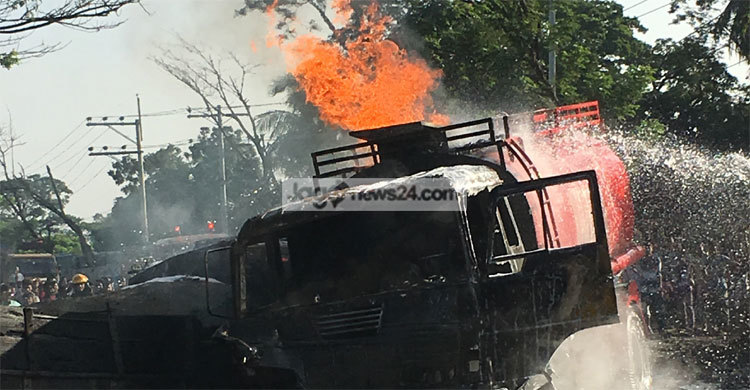 রূপগঞ্জে দুই ট্রাকের মুখোমুখি সংঘর্ষে আগুন