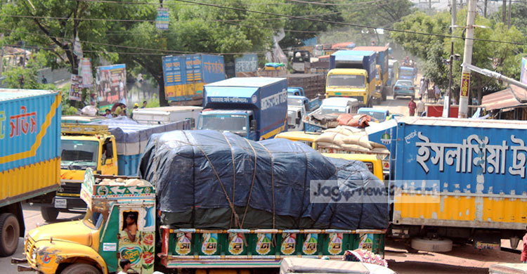 বকেয়া বেতনের দাবিতে মহাসড়ক অবরোধ
