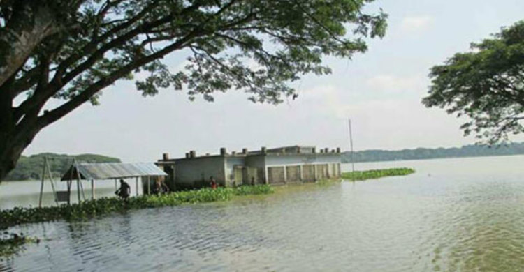 রাস্তায় চলছে বিদ্যালয়ের পাঠদান