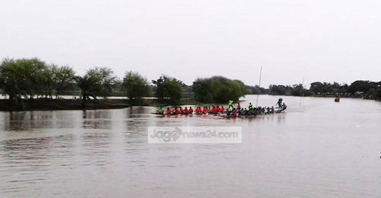 দুর্গোৎসবে আশাশুনিতে নৌকা বাইচ প্রতিযোগিতা