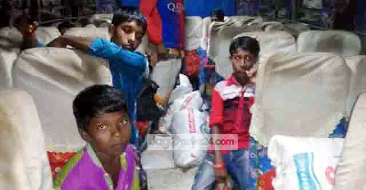 স্কুল ছেড়ে ইটভাটায় সাতক্ষীরার শিশুরা