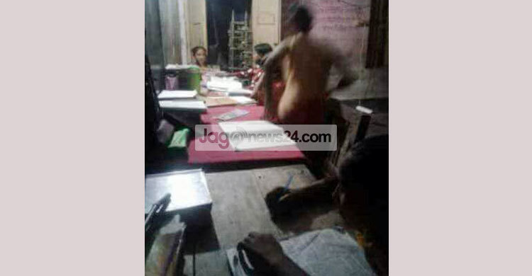 প্রাইমারি স্কুলে রাতেও চলছে কোচিং