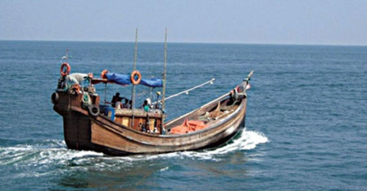 ইলিশ ধরতে গভীর সমুদ্রে জেলেরা