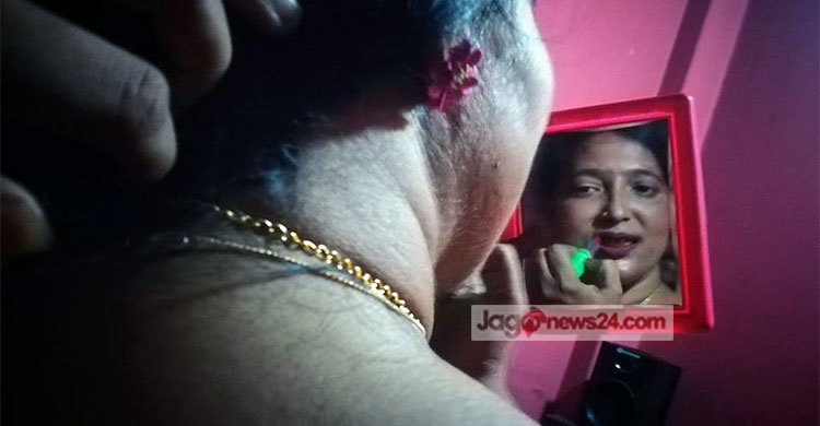 খদ্দেরের জন্য শাঁখা-সিঁদুরে সাজ