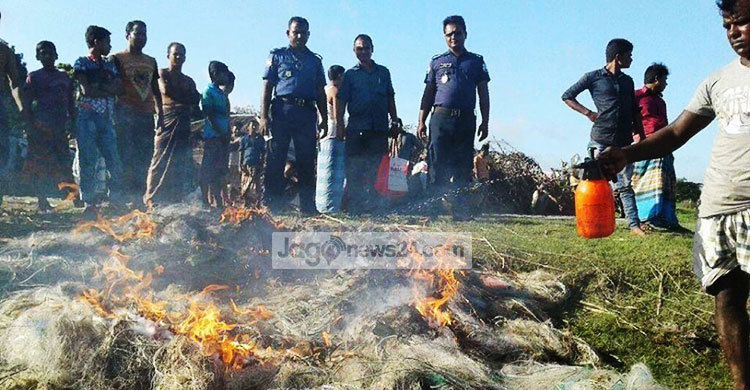 ইলিশ ধরায় ১৯ জেলের ১০ দিনের কারাদণ্ড