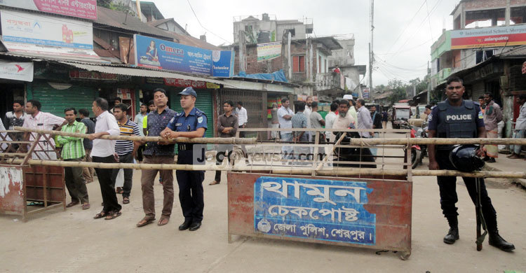 শেরপুরে দুপক্ষের পাল্টাপাল্টি মিছিল ঘোষণা : পুলিশ ব্যারিকেড