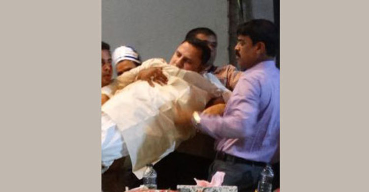 মঞ্চে অসুস্থ হয়ে পড়লেন উপজেলা চেয়ারম্যান