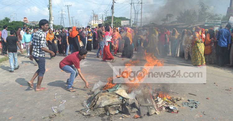 বেতন দাবিতে সিদ্ধিরগঞ্জে পোশাক শ্রমিকদের বিক্ষোভ