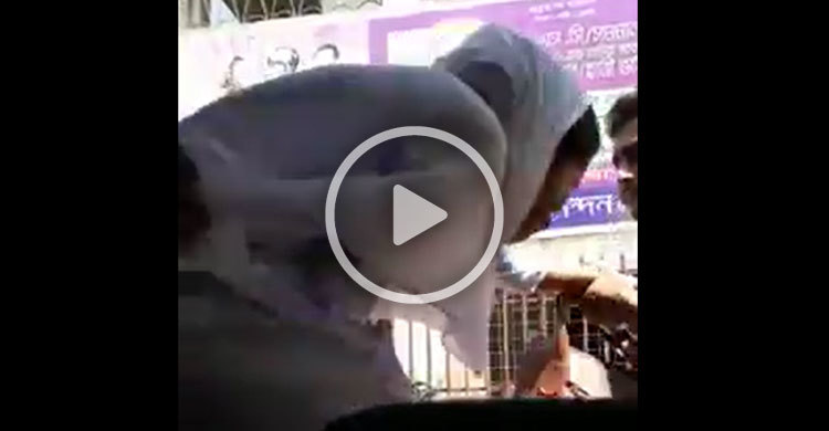 ছাত্রীকে রিকশা থেকে নামানোর দৃশ্য ভাইরাল