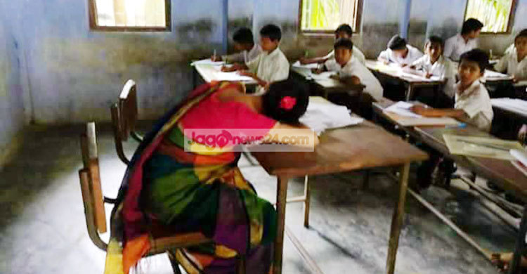 শ্রেণিকক্ষে শিক্ষিকার ঘুমের ছবি নিয়ে তোলপাড়