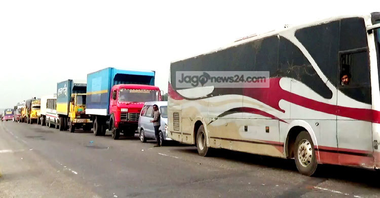 ঢাকা-টাঙ্গাইল মহাসড়কে দীর্ঘ যানজট