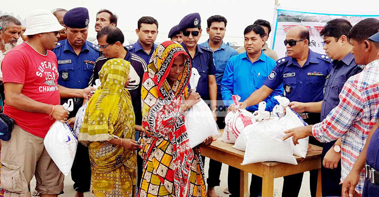 যমুনায় জেগে উঠা চরের বাসিন্দাদের মাঝে ত্রাণ বিতরণ