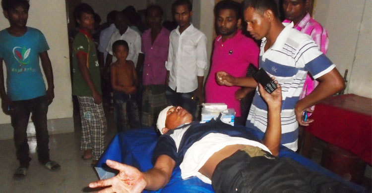 ঠাকুরগাঁওয়ে চিকিৎসকদের আটকে রেখে রোগীর ওপর হামলা