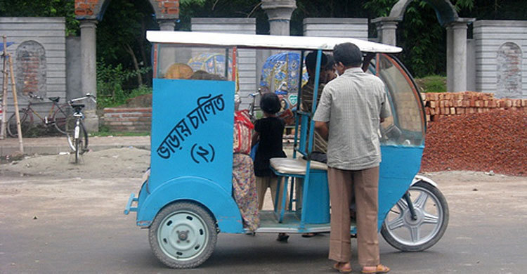 বাবার টমটমের নিচে চাপা পড়ে ছেলের মৃত্যু