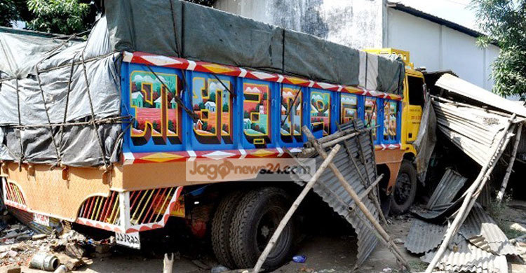 দোকানের ভেতর মালবাহী ট্রাক, নিহত ২