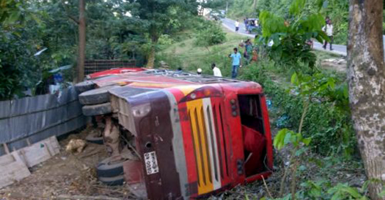 টেকনাফে পাহাড়ি ঢালুতে উঠতে গিয়ে বাস উল্টে আহত ৫০