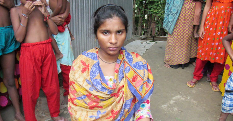 গর্ভের সন্তানের স্বীকৃতি চেয়ে প্রেমিকের বাড়িতে প্রেমিকা