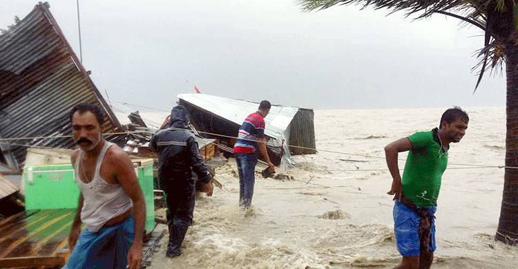 ভোলায় বেড়িবাঁধ ভেঙে গ্রাম প্লাবিত, নিখোঁজ ৩