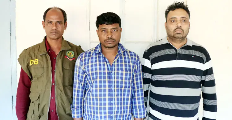 চট্টগ্রামে পিস্তল-কার্তুজসহ দুই ব্যক্তি গ্রেফতার