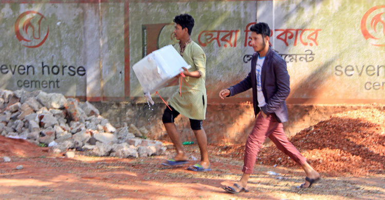 প্রিসাইডিং কর্মকর্তার গলায় ছুরি ধরে ব্যালট পেপার লুট