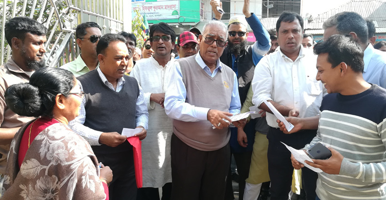 স্ত্রীর জন্য ভোট চাইছেন মেয়র খালেক