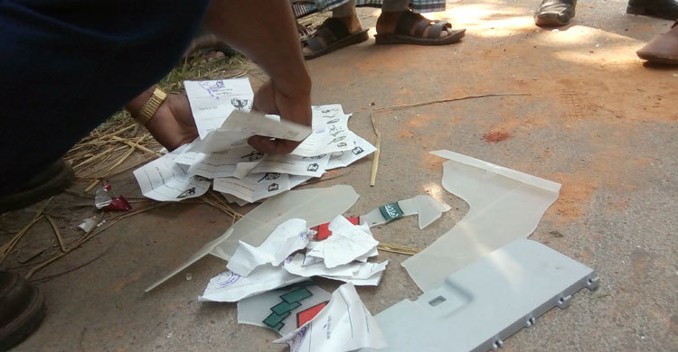 লক্ষ্মীপুরে সংঘর্ষ : ব্যালট বাক্স ছিনতাই, পুলিশের লেগুনায় আগুন